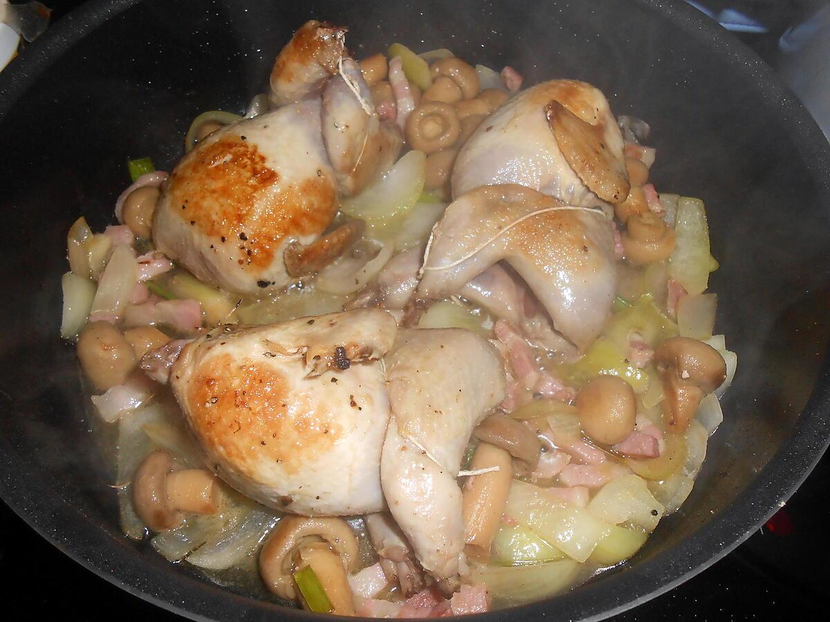 recette CAILLES AUX CHAMPIGNONS LARDONS