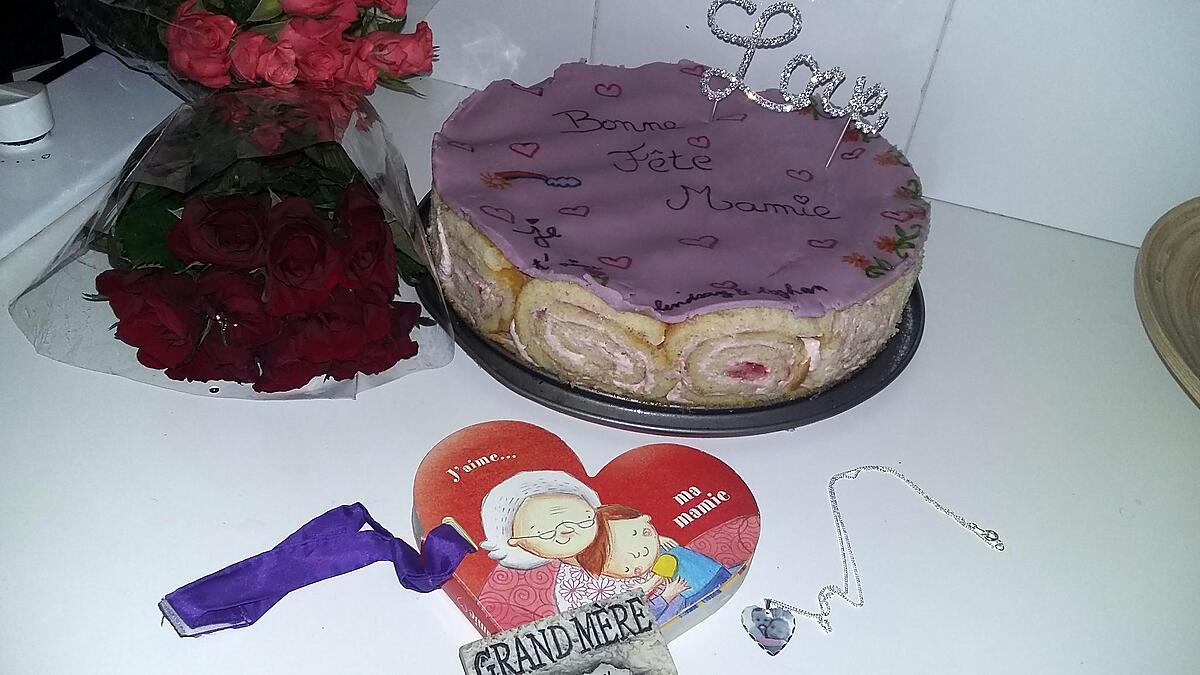 recette Gâteau charlotte royale a la fraise pour la fête des grand mere