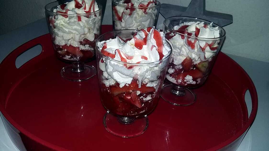 Recette de Verrines gourmandes fraise meringues chantilly