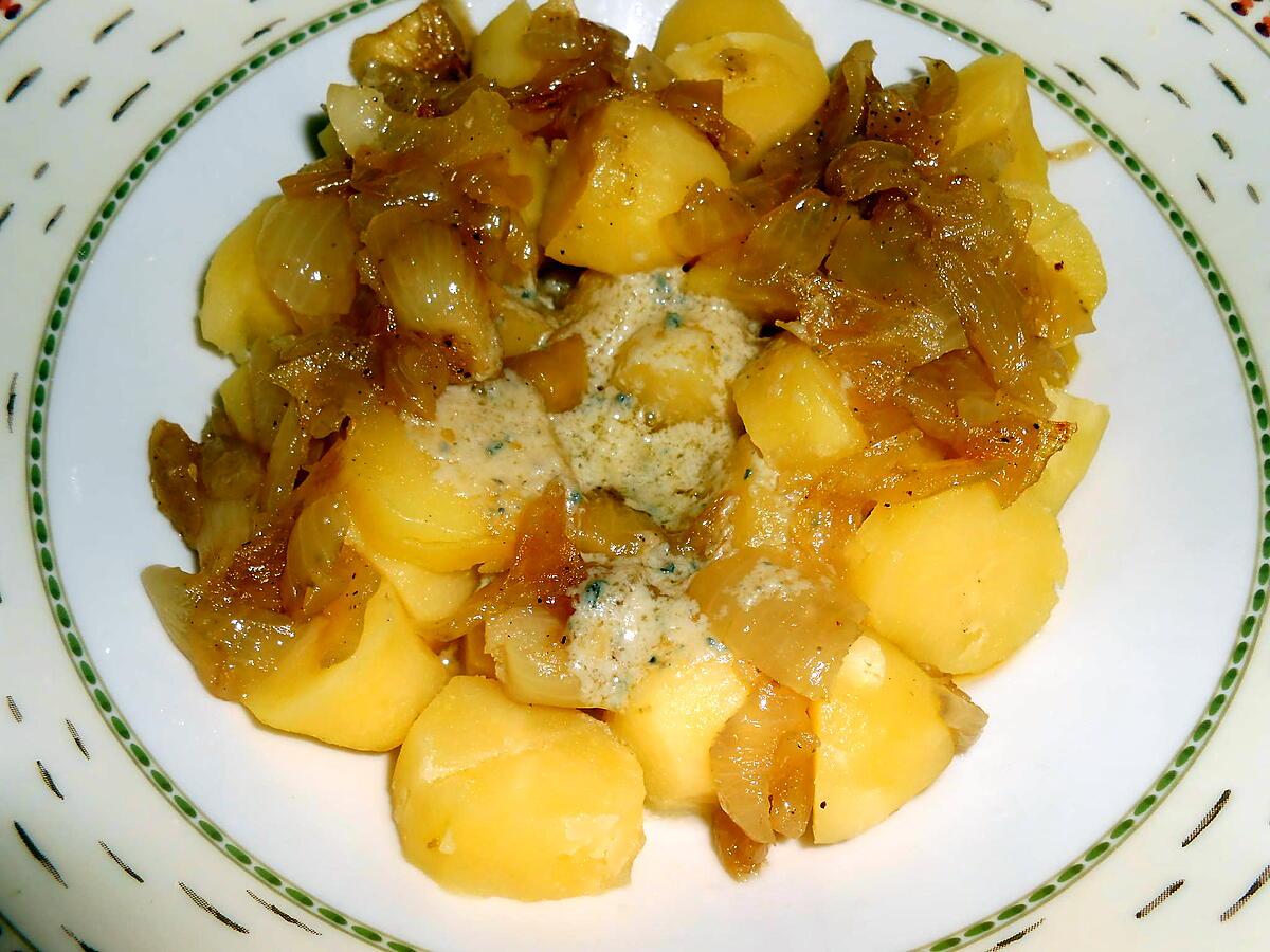 recette POMMES DE TERRE ET COMPOTEE D'OIGNONS AU ST AGUR