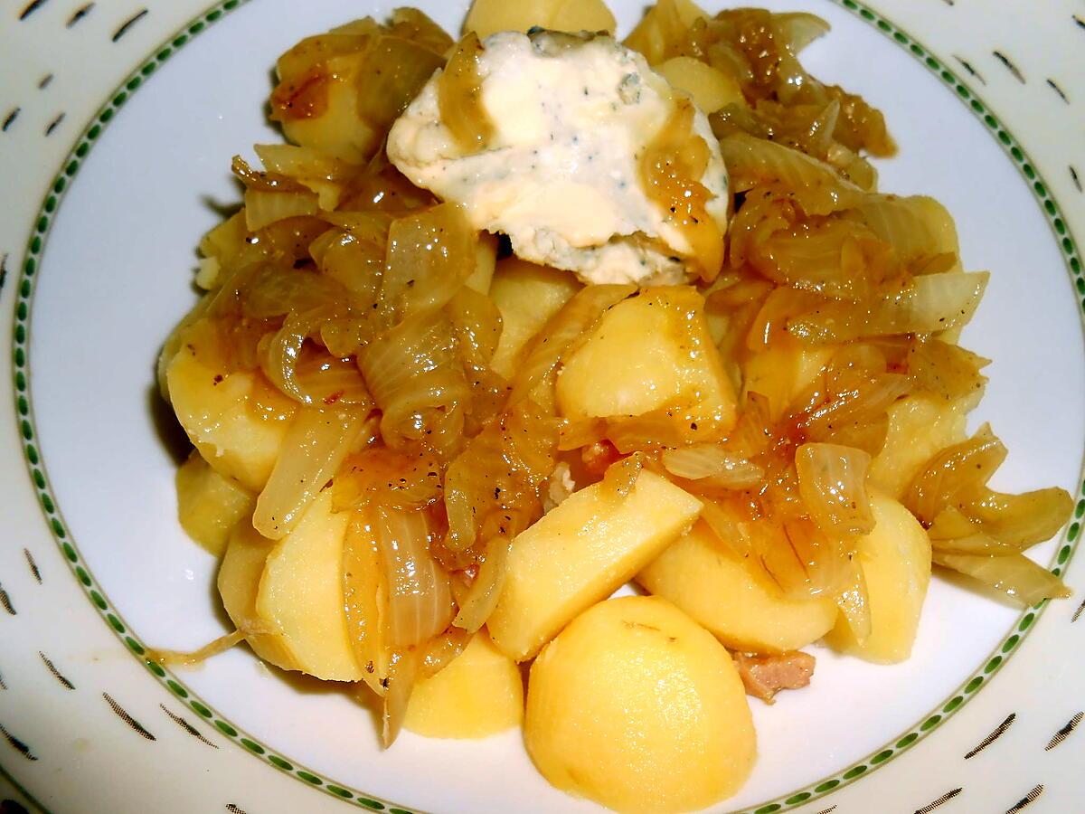 recette POMMES DE TERRE ET COMPOTEE D'OIGNONS AU ST AGUR