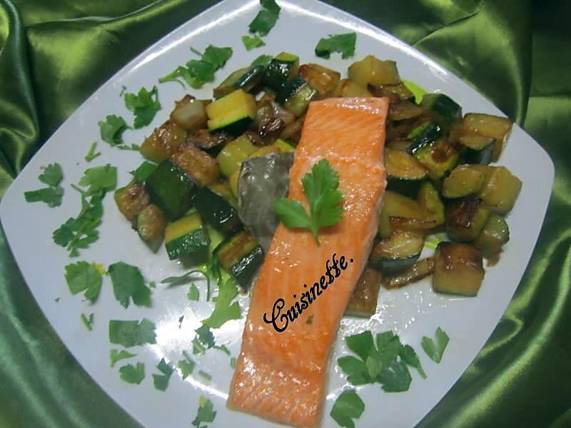 recette Sauté de courgettes au saumon rose.