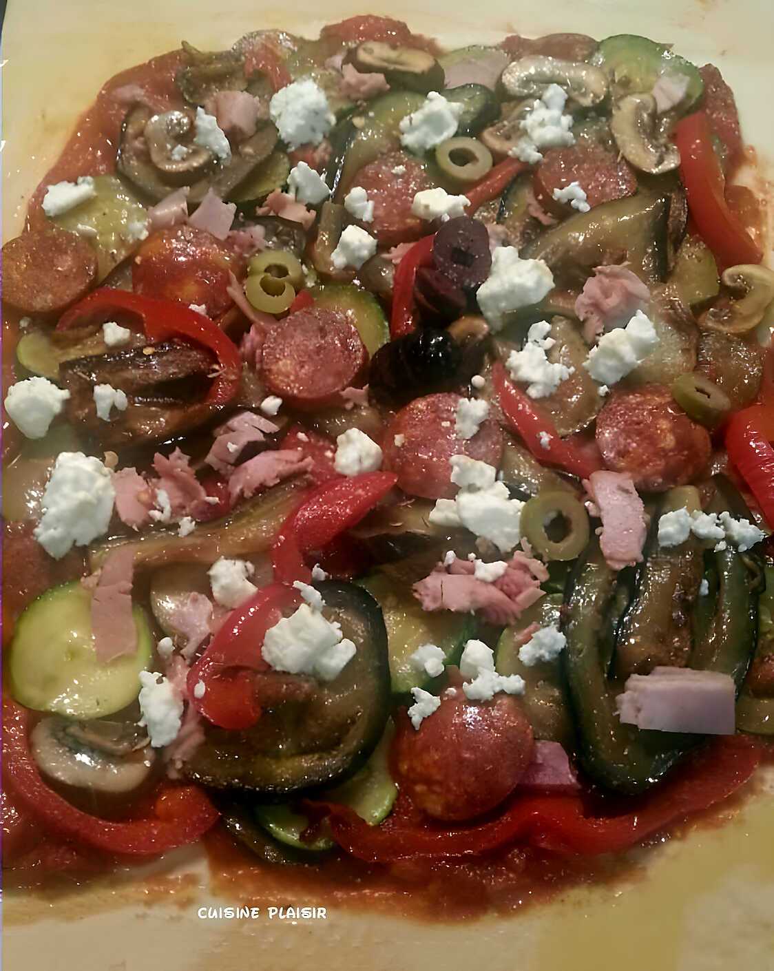Recette de Pizza aux légumes du soleil, chorizo et feta
