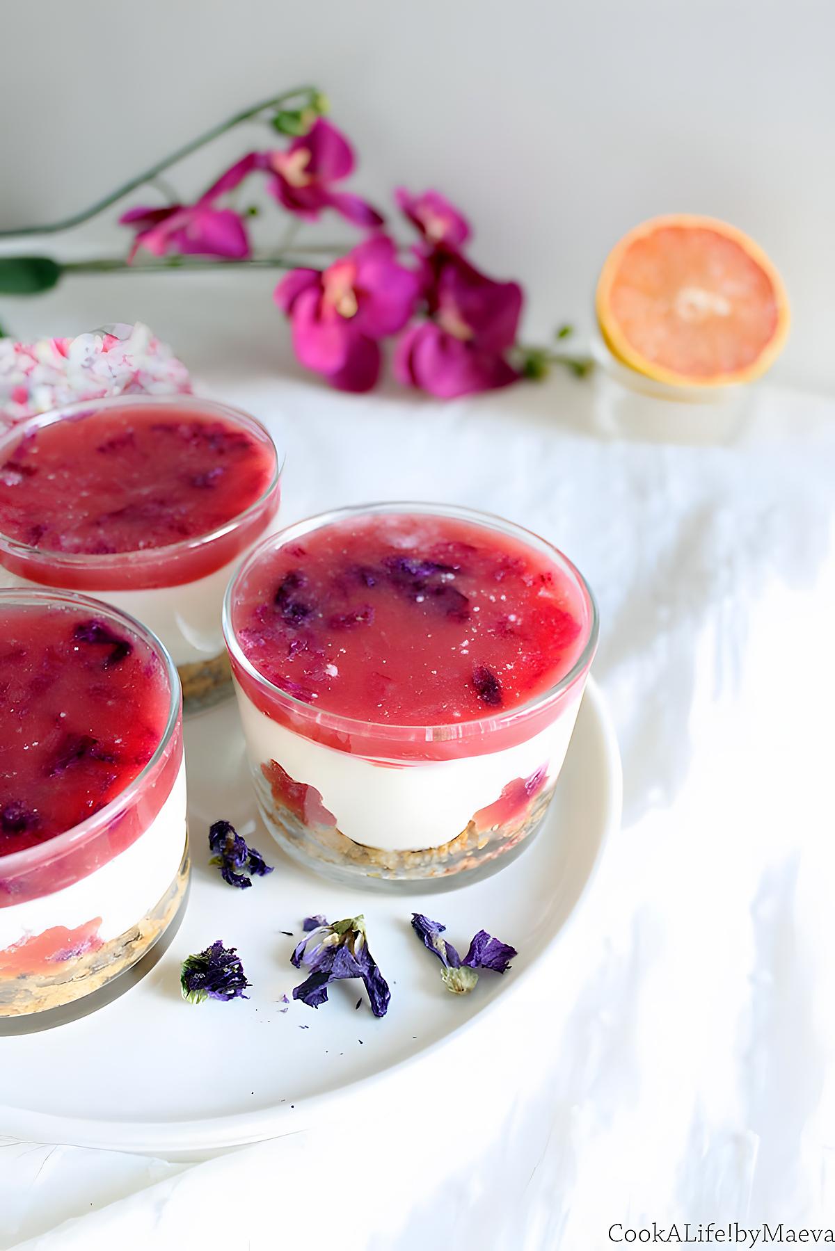 recette Cheesecake en verrine, gelée de pomélo et fleurs mauves séchées { sans cuisson }