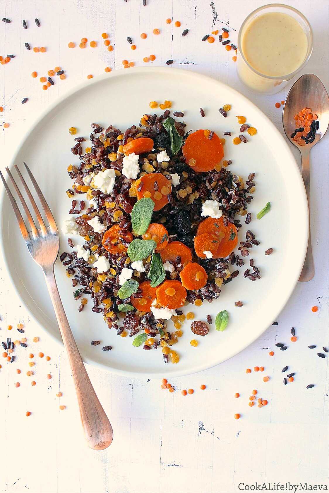 Riz complet noir, lentilles corail, chèvre frais, carottes, fruits secs & menthe, assaisonnement huile d'olive et tahini