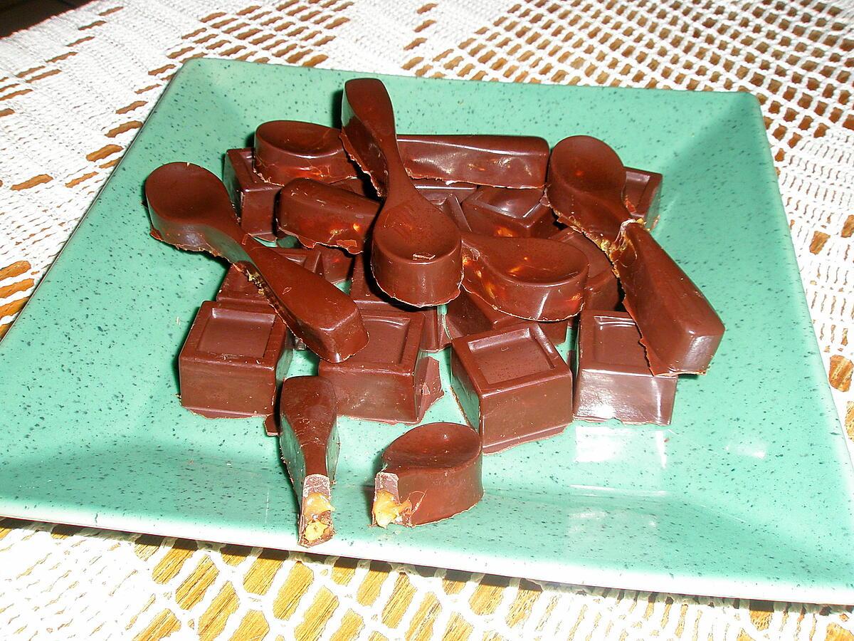 recette Chocolat fourré au caramel beurre salé et noix de Carmen et à la cerise Amarena