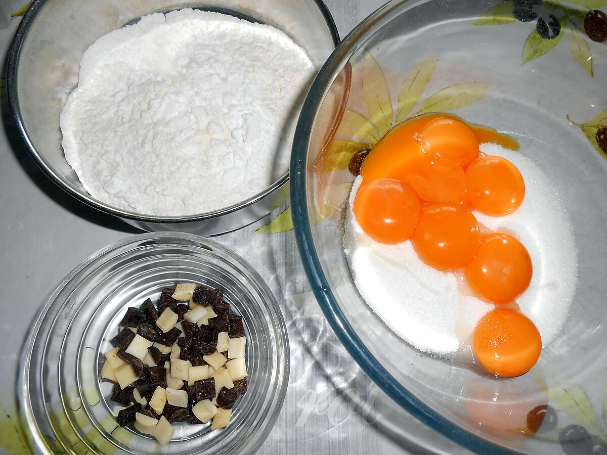 recette GATEAU DE SAVOIE AUX PEPITES DE CHOCOLAT NOIR ET BLANC