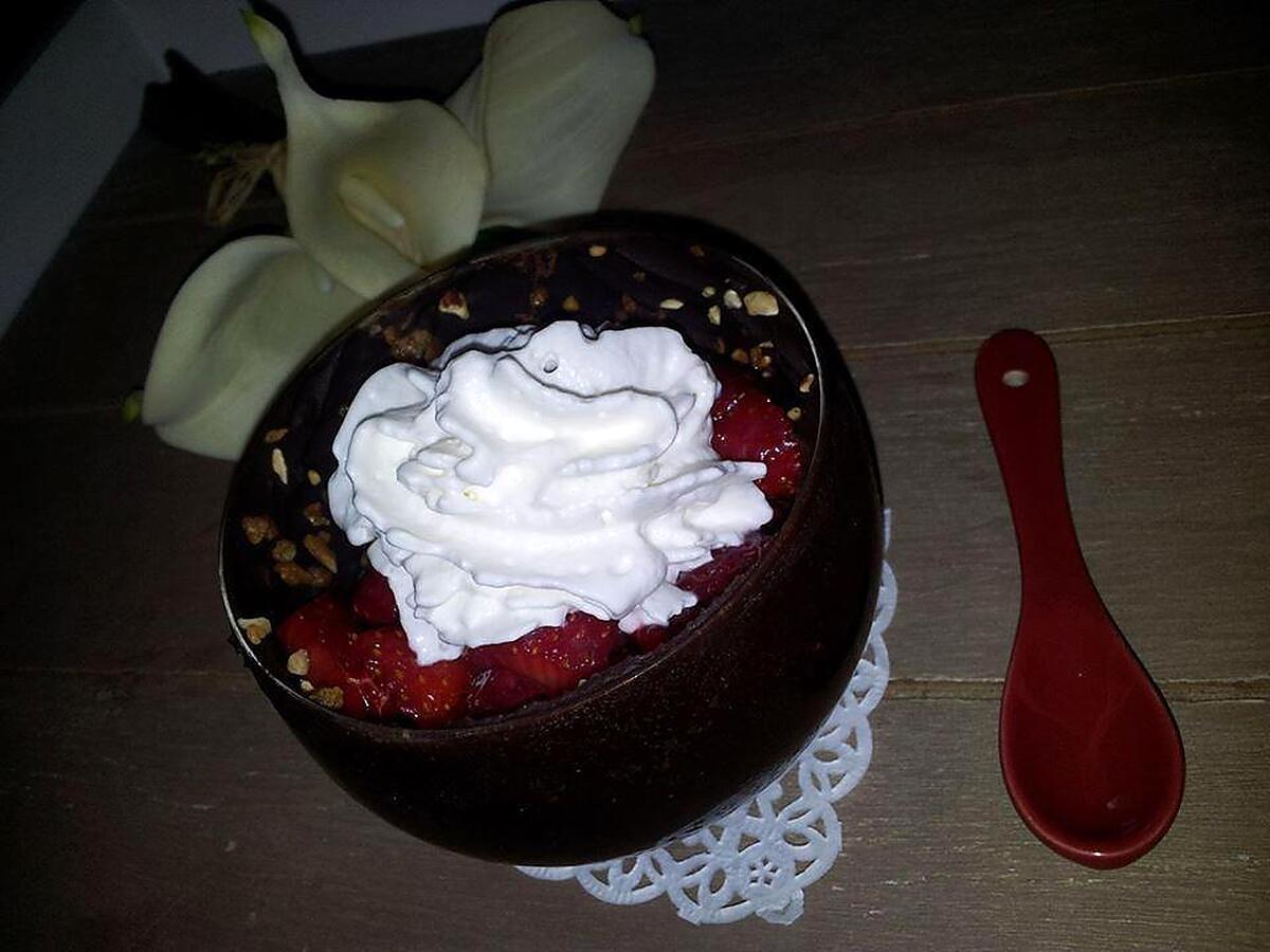 recette Fraises à la chantilly dans sa verrine en chocolat noir-pralin