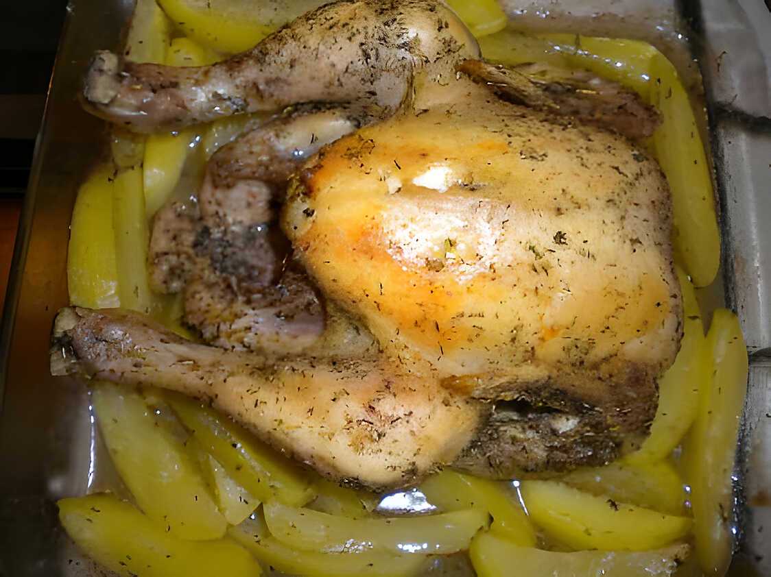 Recette de Poulet rôti au four et son lit de pommes de terre (recette ...