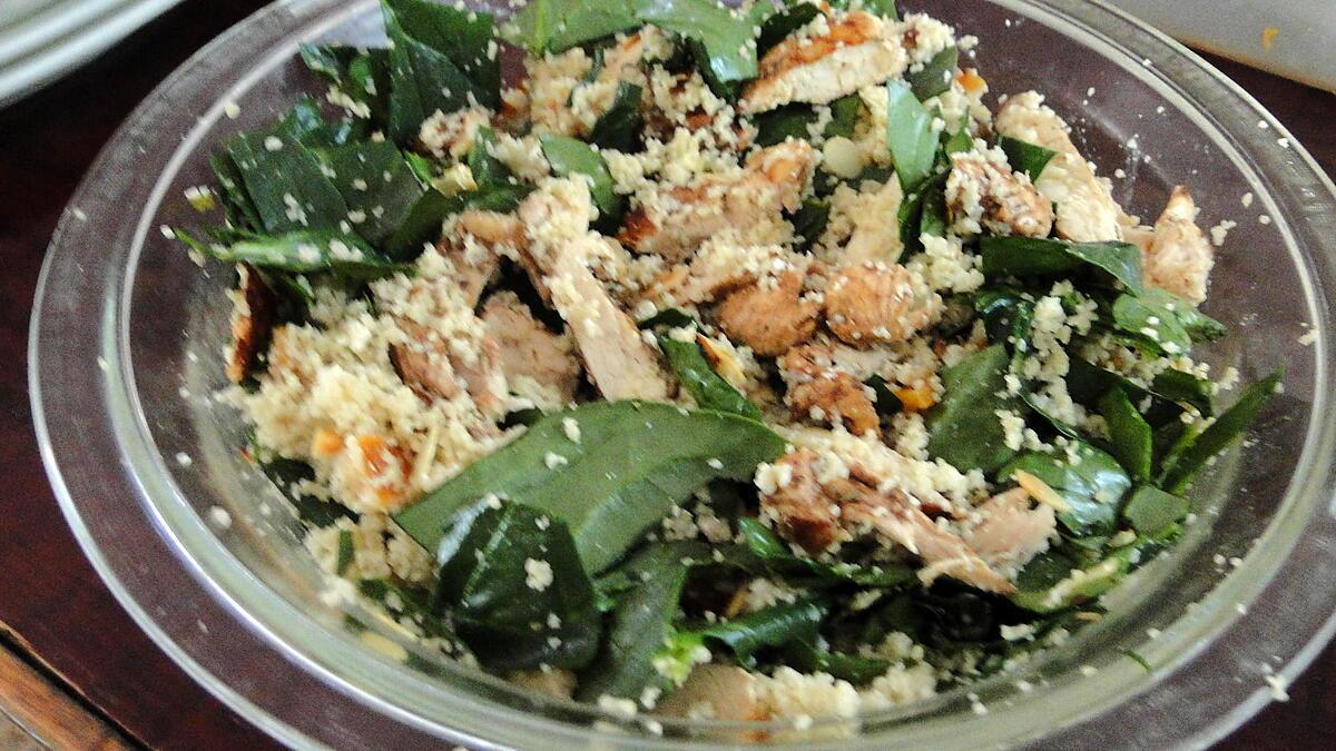 recette Salade de poulet avec couscous, amandes, abricots secs et feta