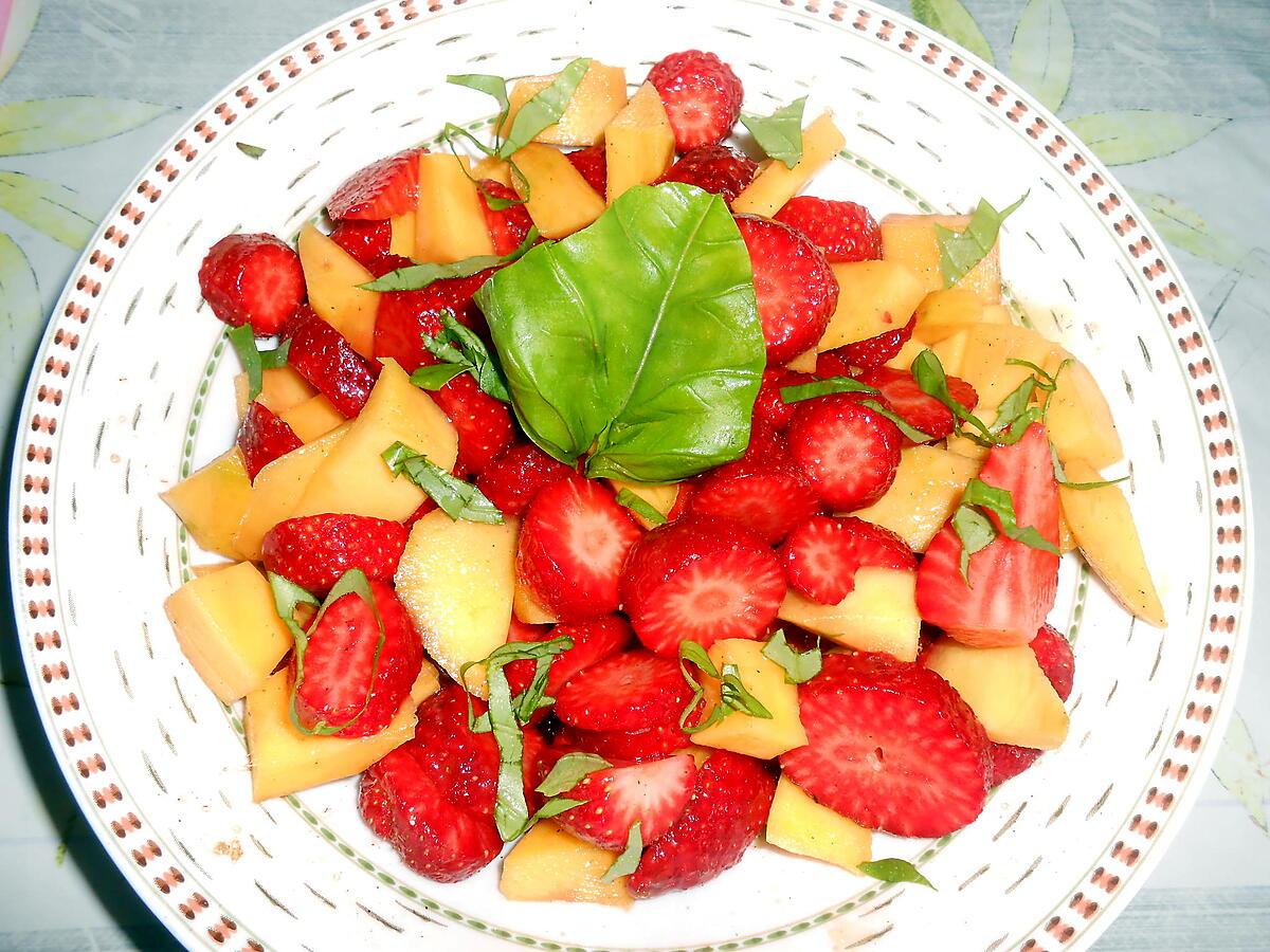 recette SALADE DE FRAISES ET MANGUE AU MIEL ET BASILIC