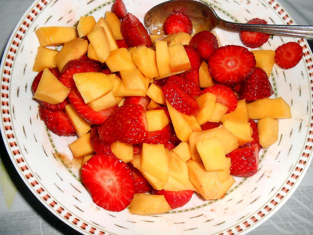 recette SALADE DE FRAISES ET MANGUE AU MIEL ET BASILIC