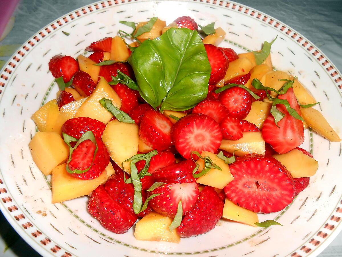 recette SALADE DE FRAISES ET MANGUE AU MIEL ET BASILIC