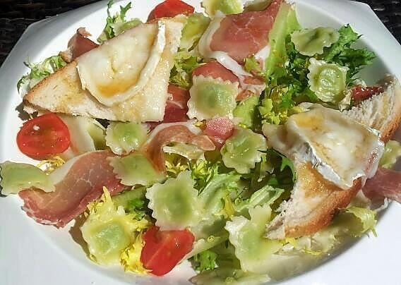 recette Salade de ravioles au jambon-cru et ses croutons de chévre chaud au miel