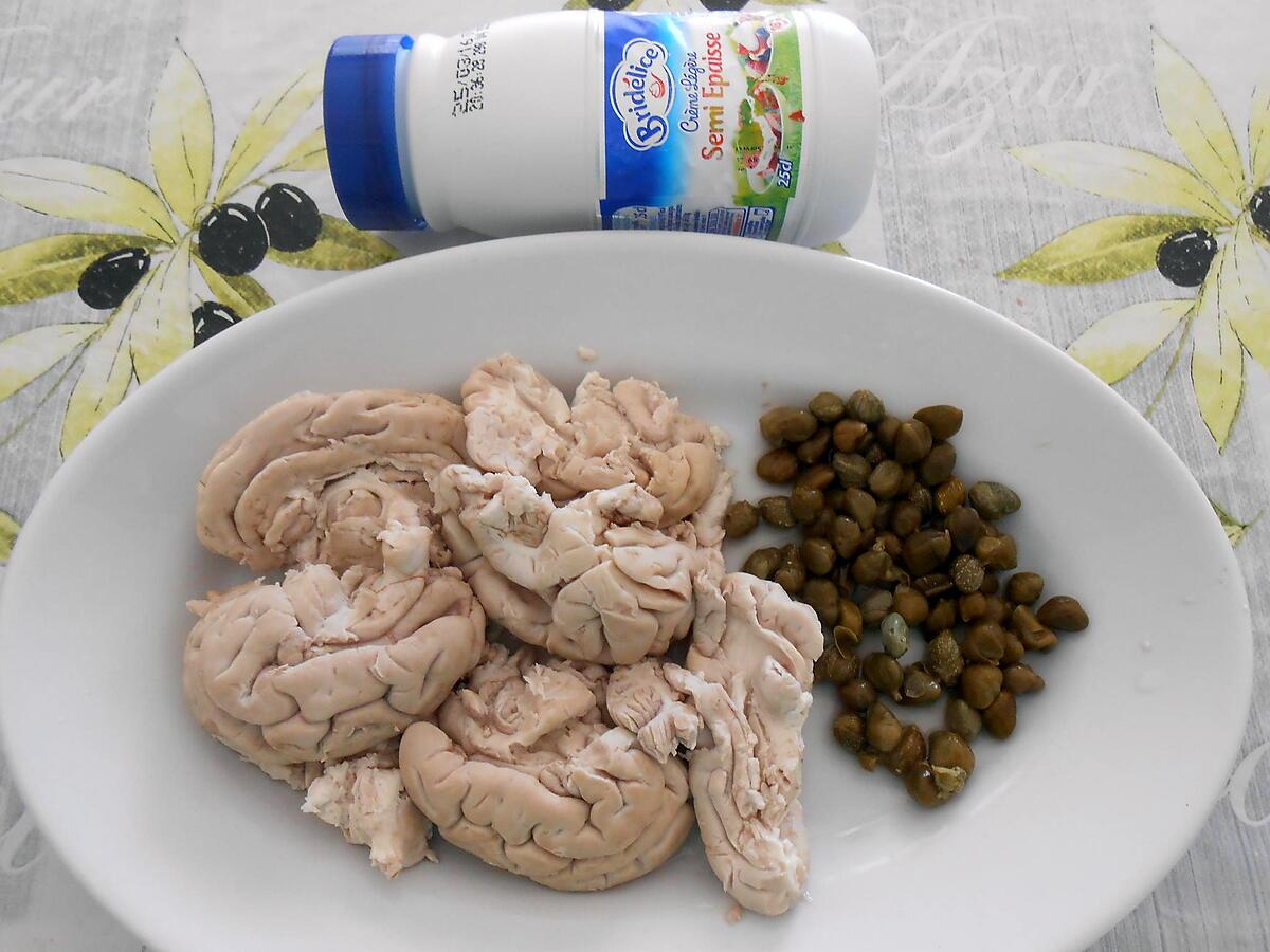 recette CERVELLES DE PORC SAUCE CREME ET CAPRES