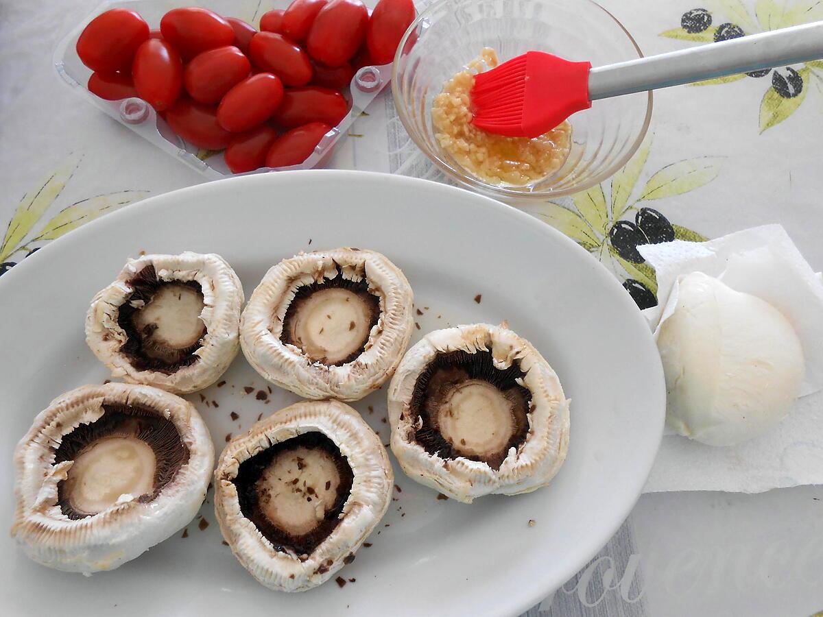 recette CHAMPIGNONS FARCIS TOMATE MOZZARELLA