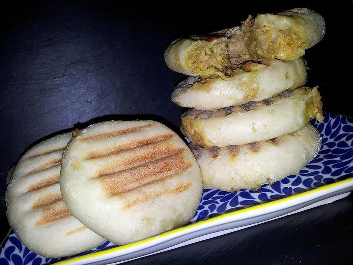 recette Petit pains marocains matbout à la semoule faits maison farcis au thon-curry et fromage