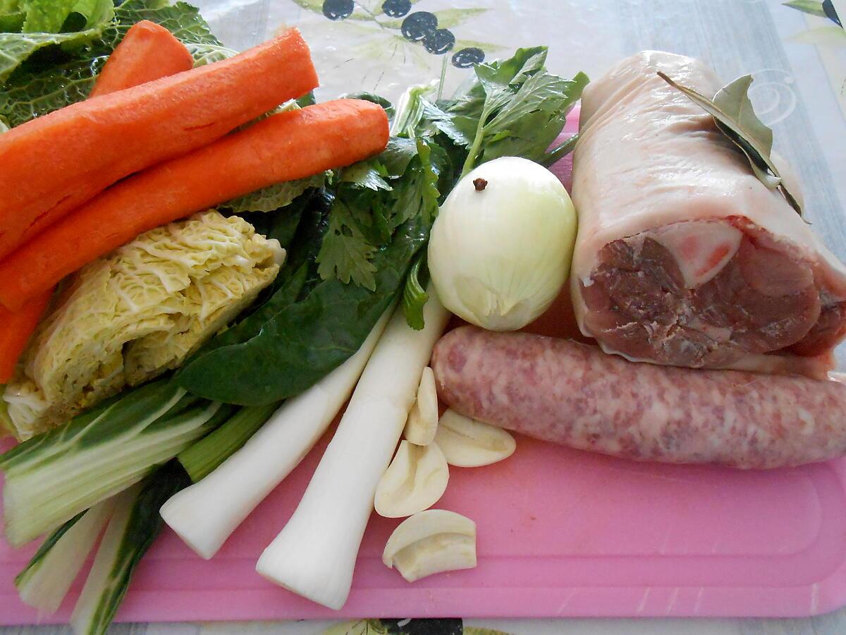 recette POT AU FEU DE JAMBONNEAU ET SAUCISSE A CUIRE