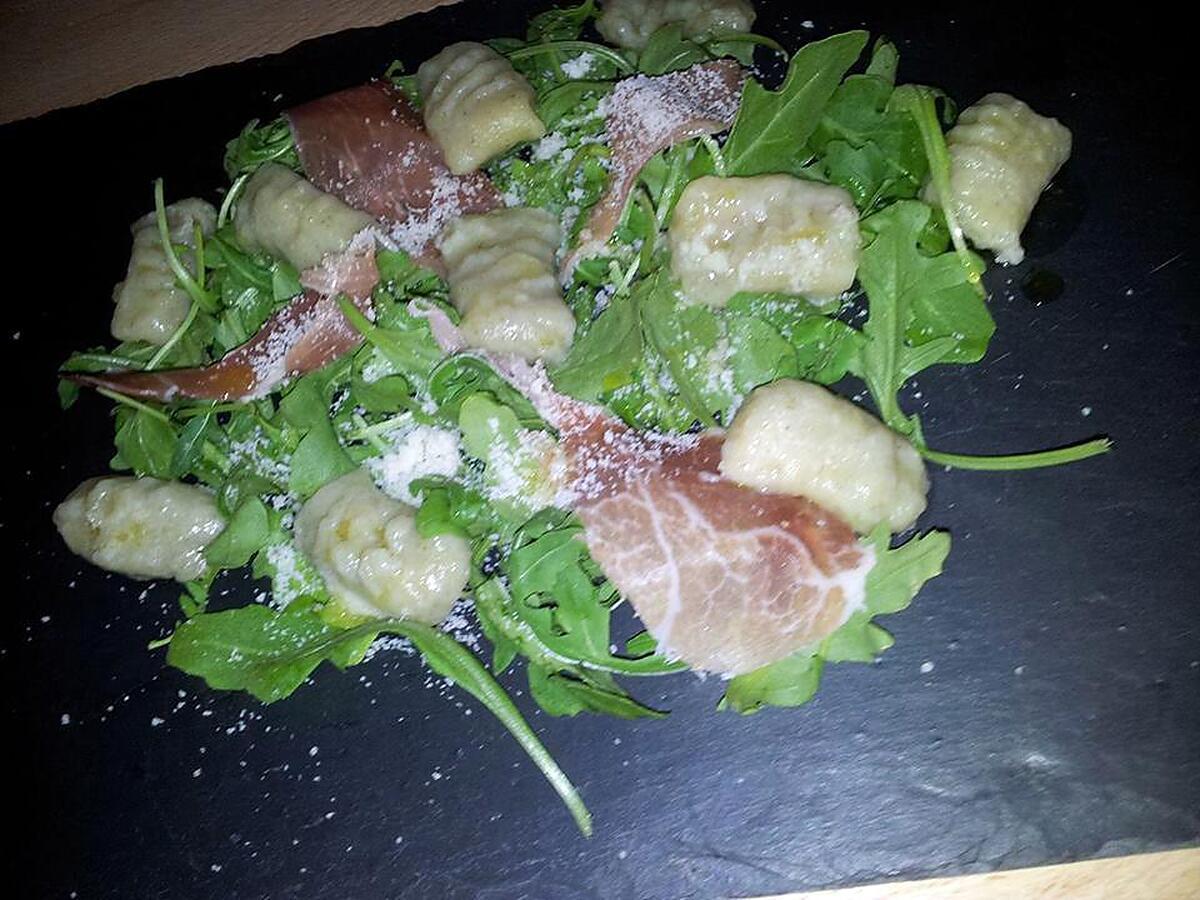 recette Salade de gnocchis à la roquette jambon-cru et parmesan