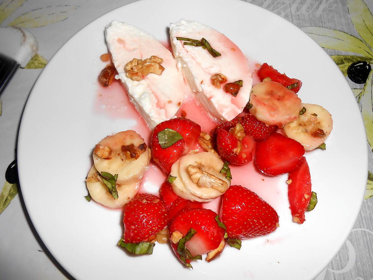 recette SALADE DE FRAISES BANANES FRUITS SECS SIROP DE COQUELICOT