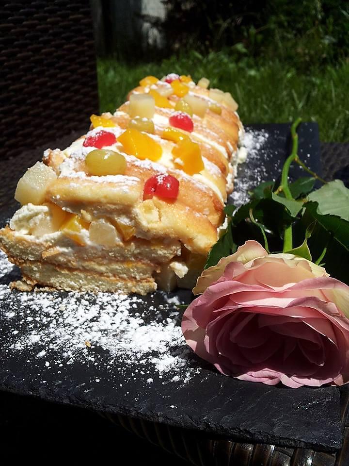 recette Gâteau roulé aux biscuits à la cuillére cocktail de fruits-chantilly