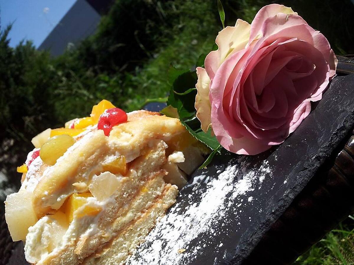 recette Gâteau roulé aux biscuits à la cuillére cocktail de fruits-chantilly