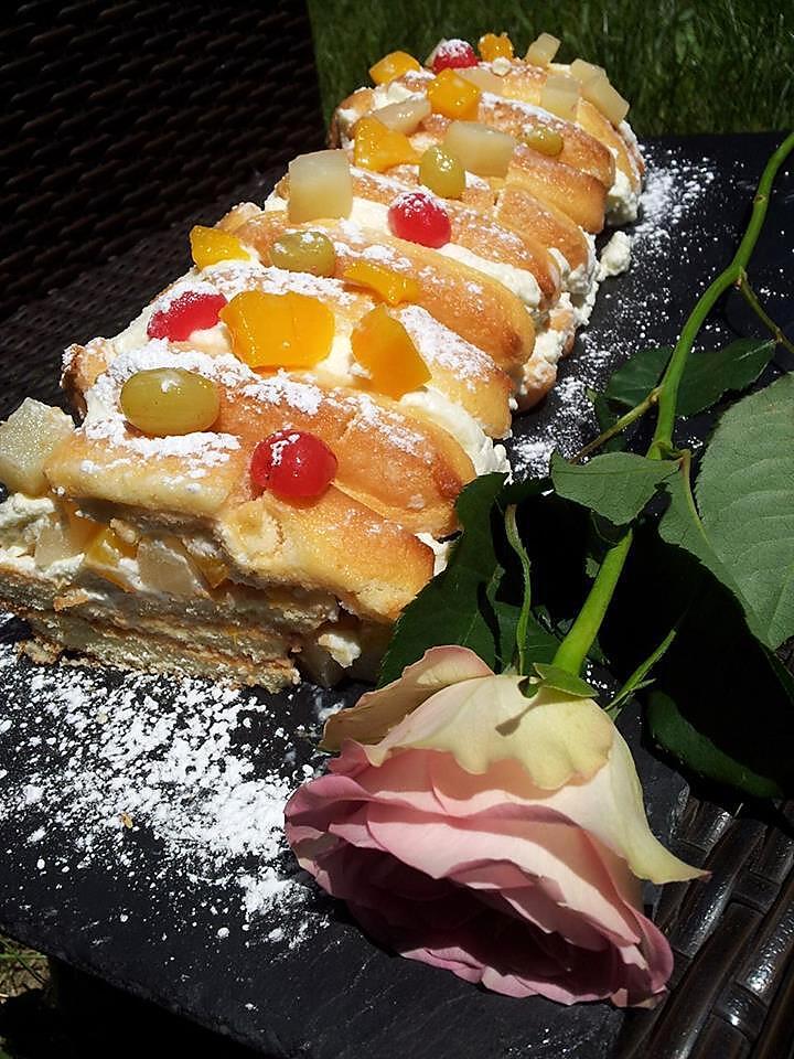 recette Gâteau roulé aux biscuits à la cuillére cocktail de fruits-chantilly