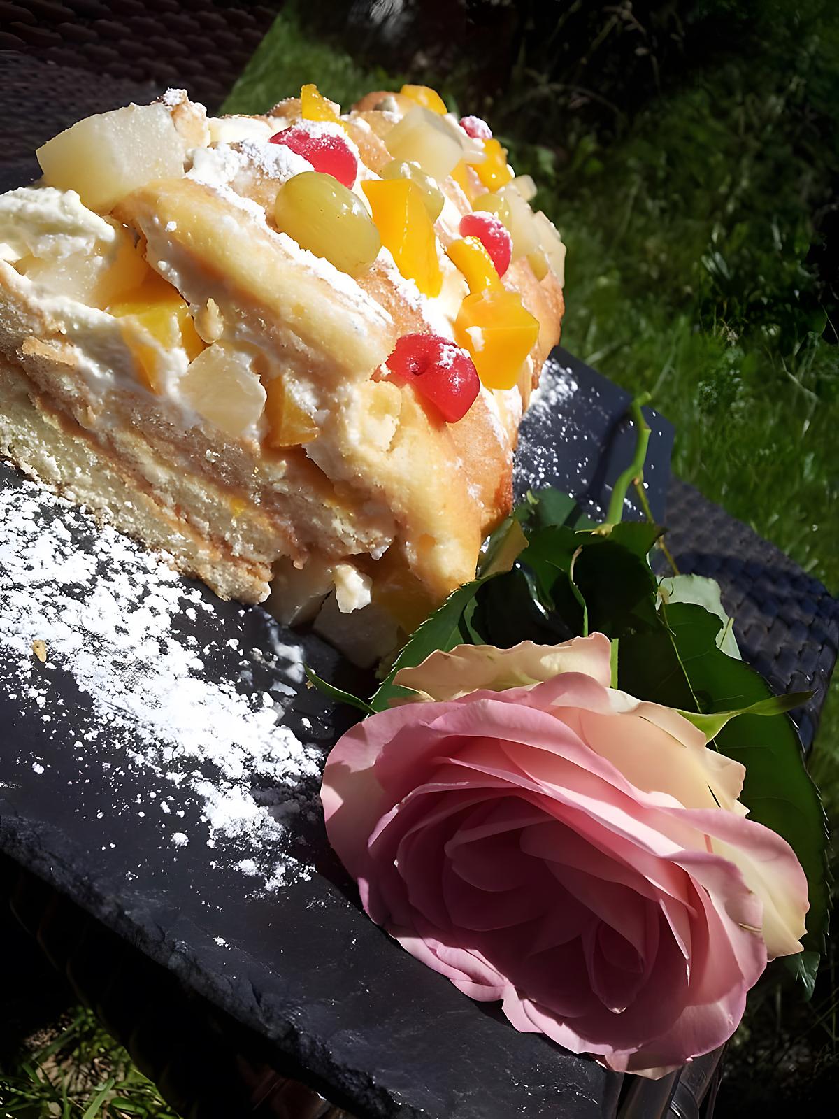 recette Gâteau roulé aux biscuits à la cuillére cocktail de fruits-chantilly