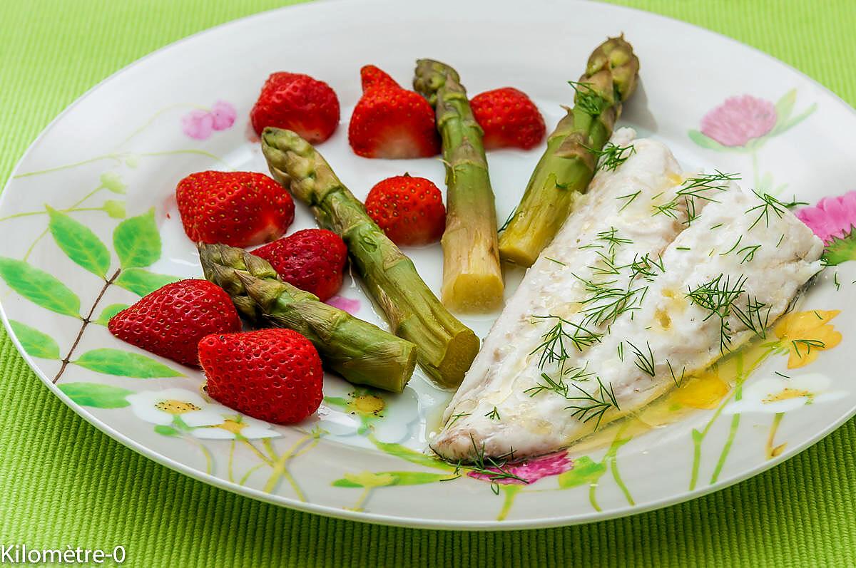 recette Merlu aux asperges vertes et aux fraises