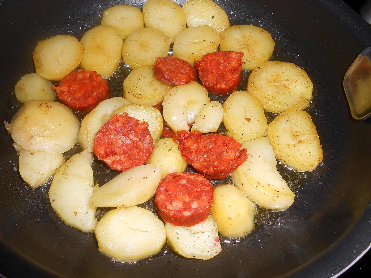 recette POMMES DE TERRE CHORIZO ET OEUFS AU PLAT