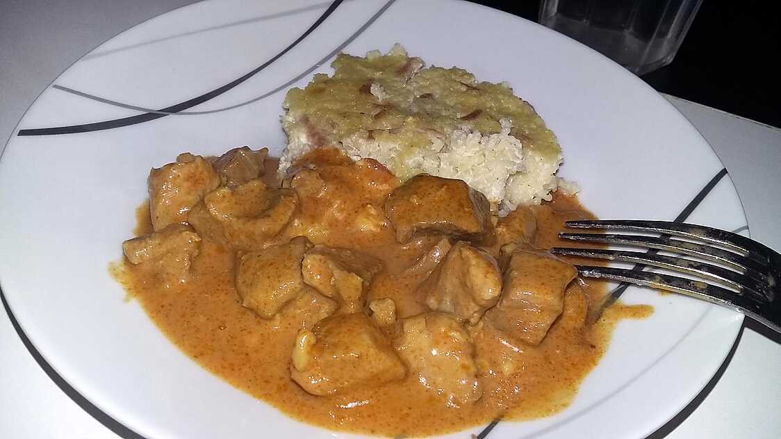 Sauté de porc au lait de coco et curry rouge