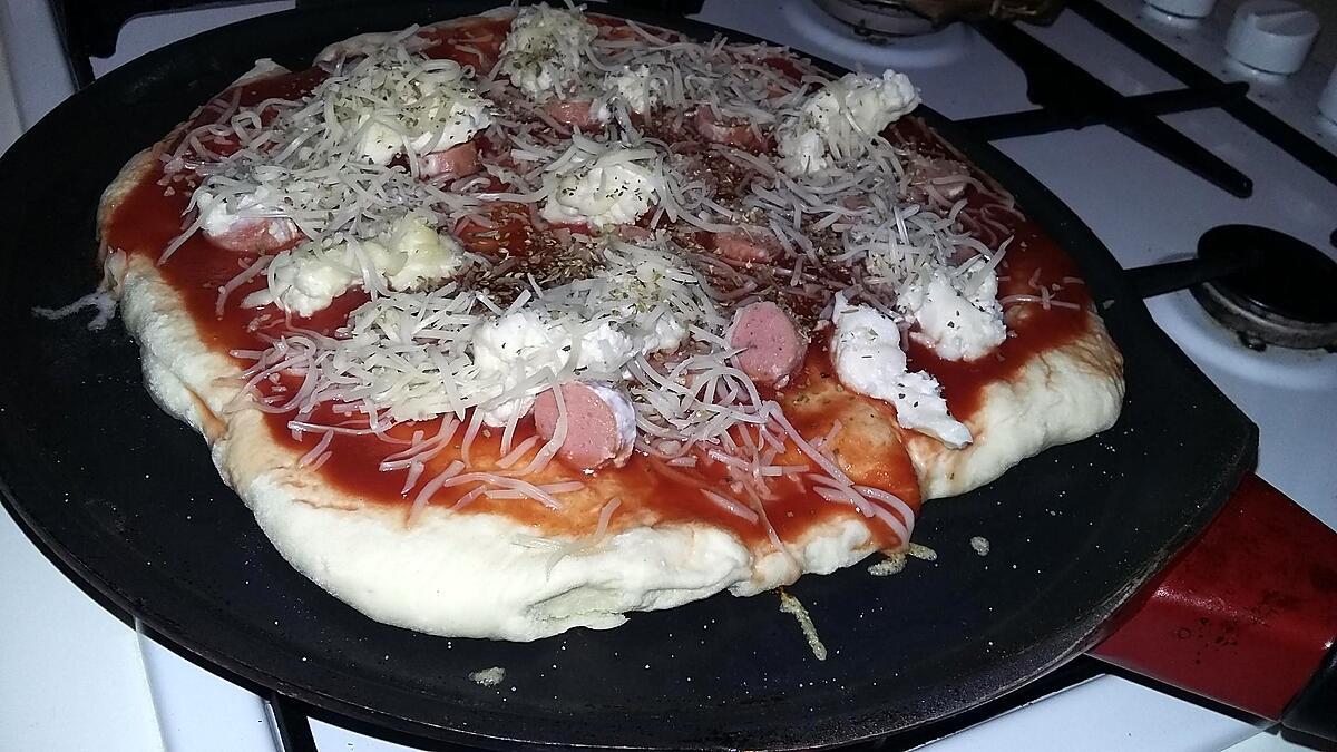 recette Pizza a la poêle babybel saucisse de Strasbourg