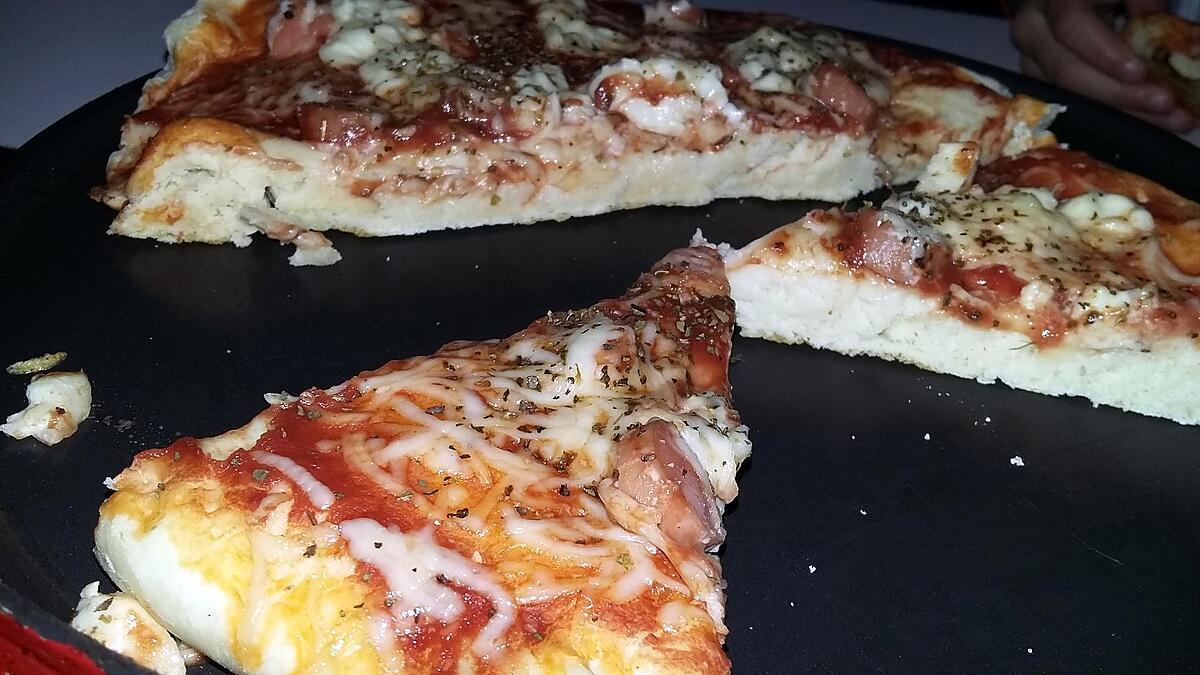 recette Pizza a la poêle babybel saucisse de Strasbourg