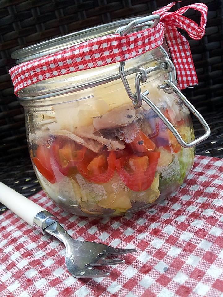 recette Salade en bocaux (salade verte-pomme de terre-tomate cerise-sardines-parmesan)