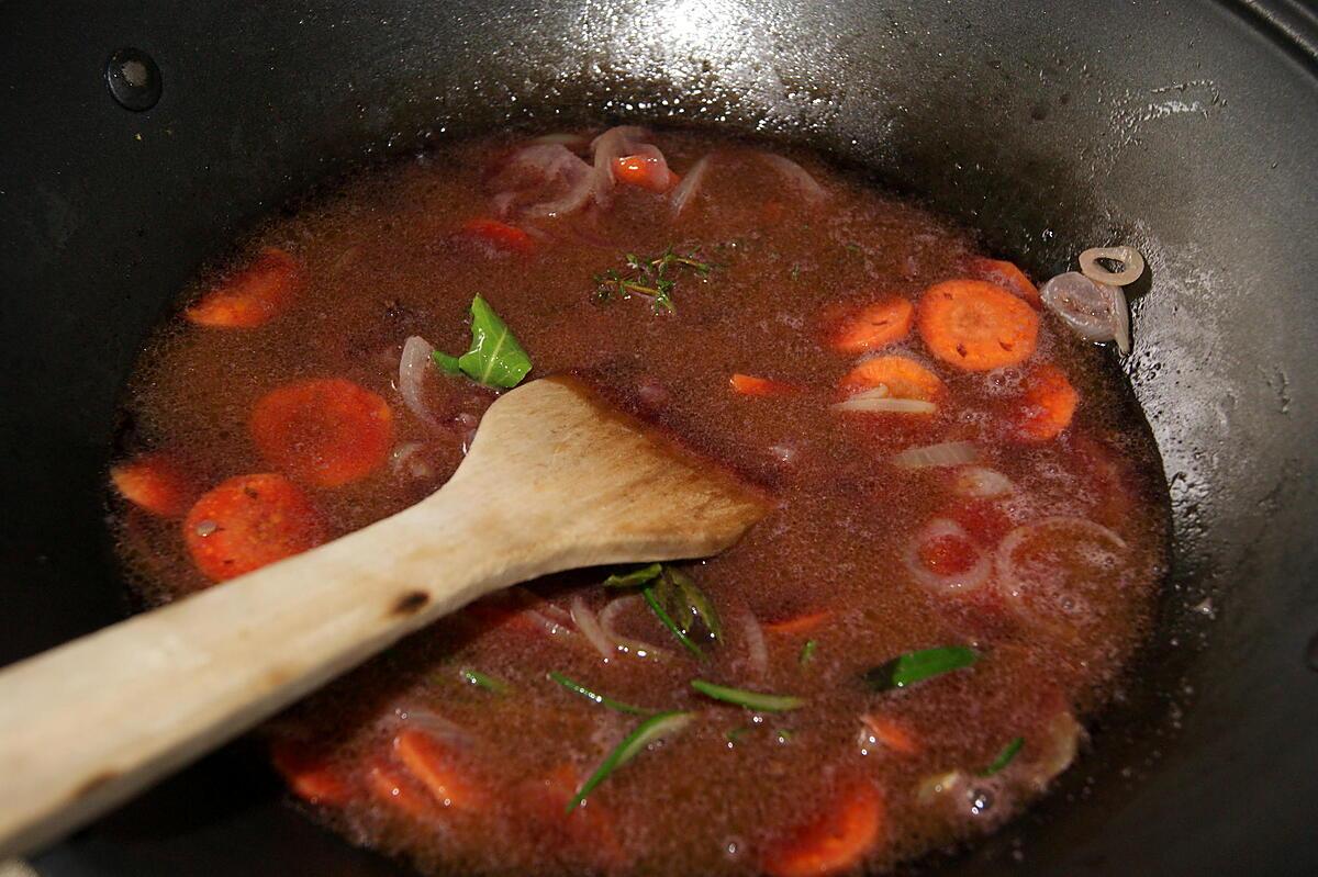 recette Saucisses fumées grillées et sa sauce aux oignons et vin rouge