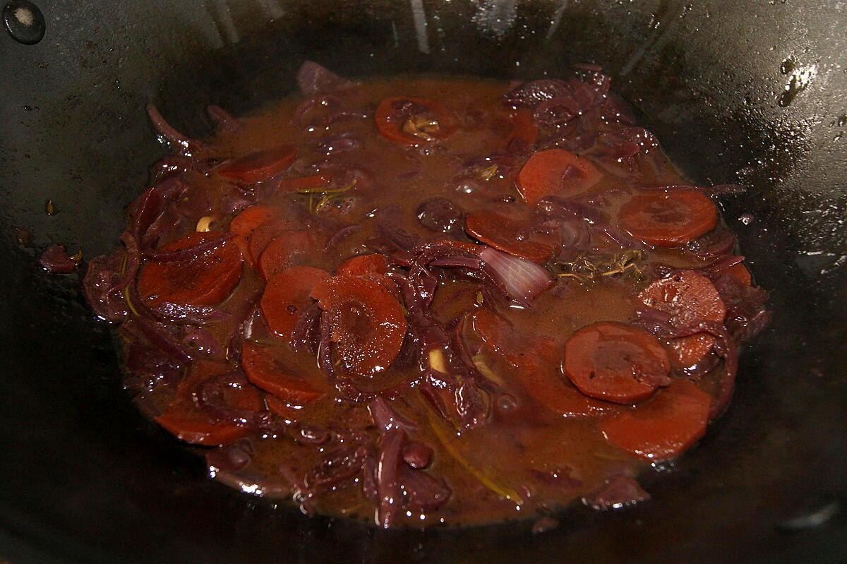 recette Saucisses fumées grillées et sa sauce aux oignons et vin rouge