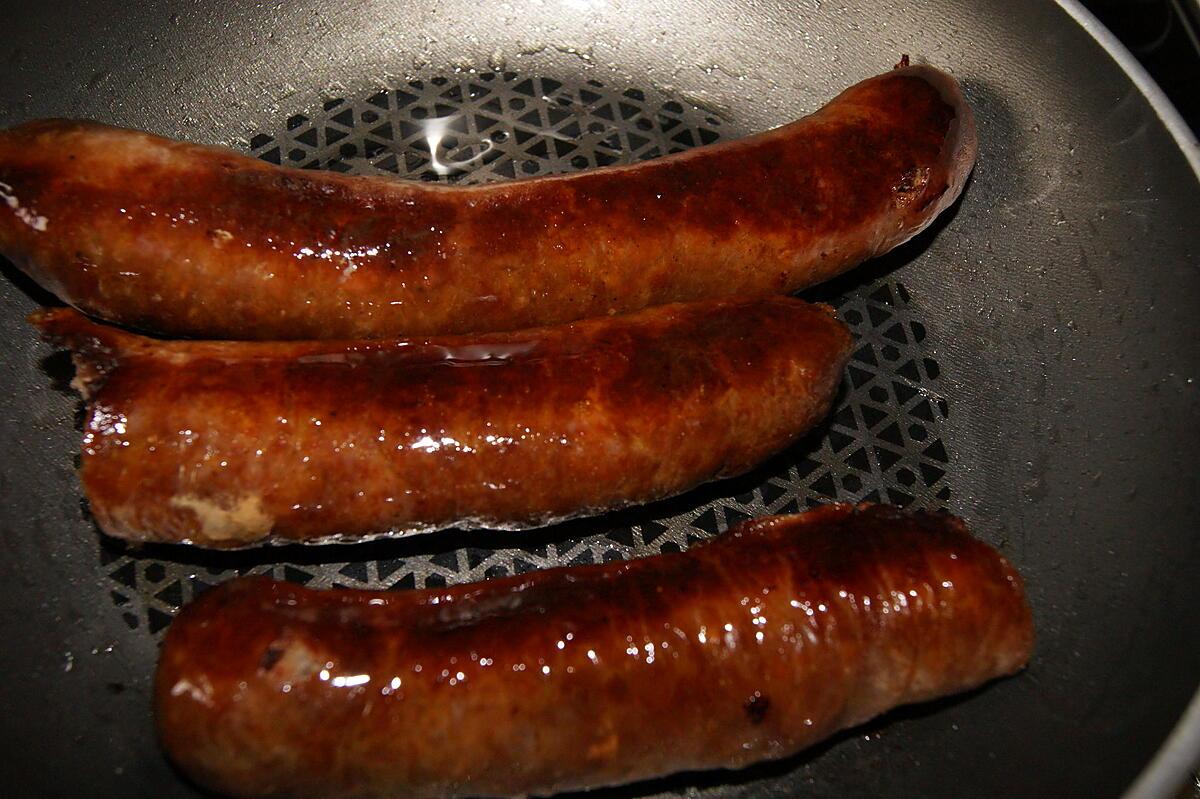 recette Saucisses fumées grillées et sa sauce aux oignons et vin rouge