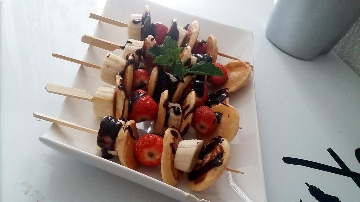 recette Brochettes de fruits et de pancakes au coulis de chocolat