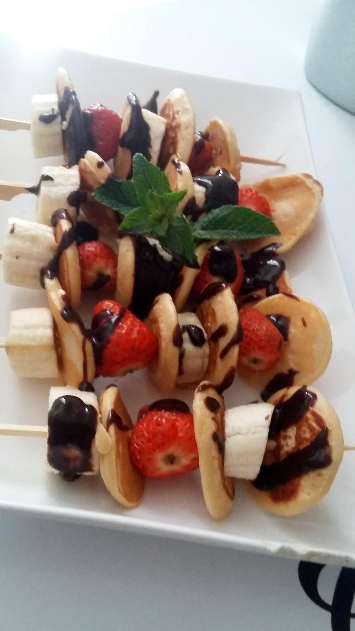 recette Brochettes de fruits et de pancakes au coulis de chocolat