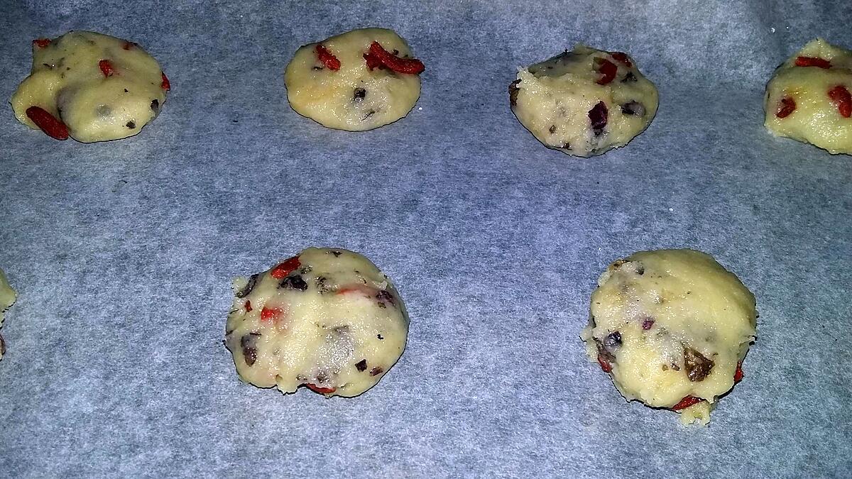 recette Cookies au baies de goji et pétales de roses cristalisés