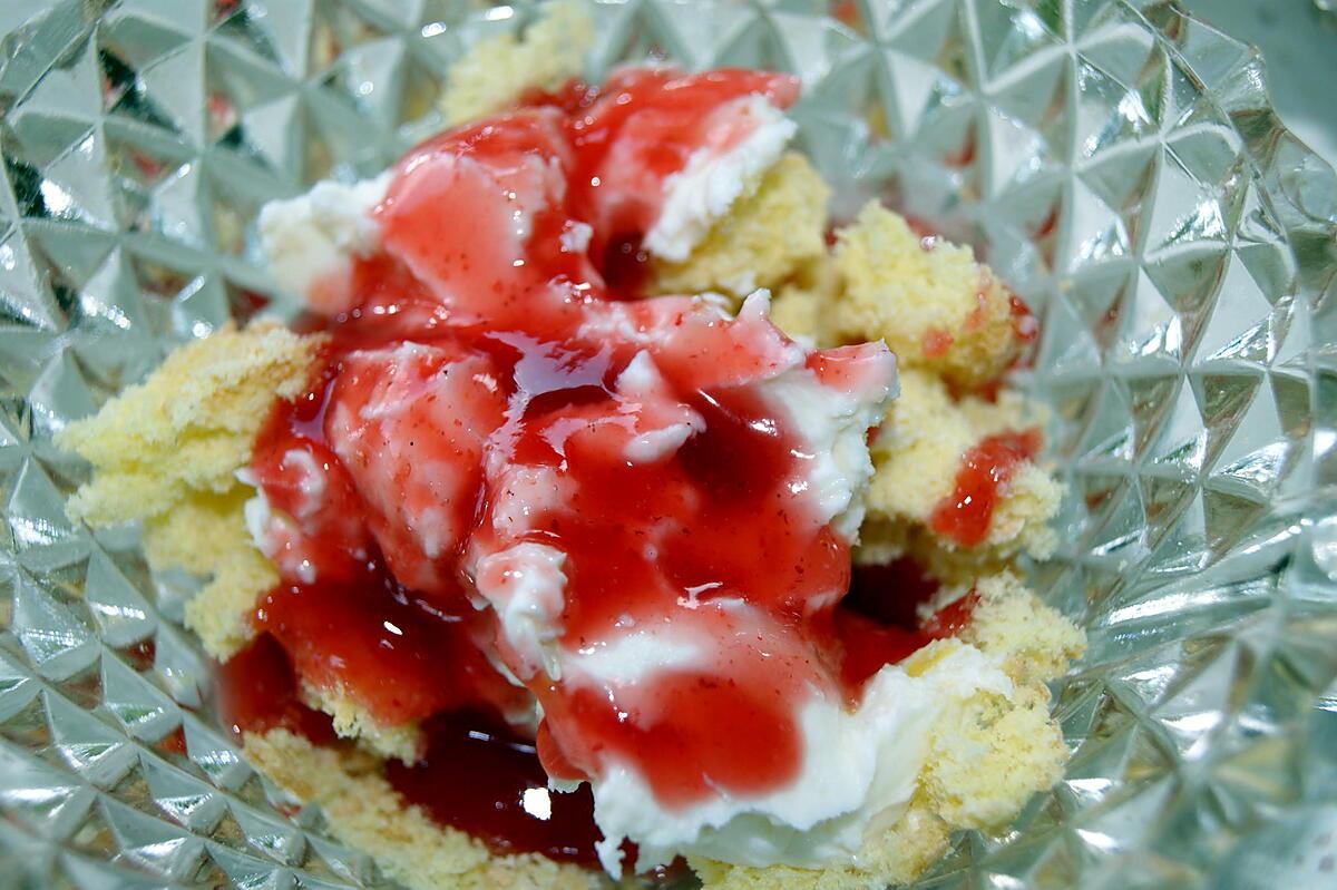 recette Trifle aux fraises et biscuits cuillères.