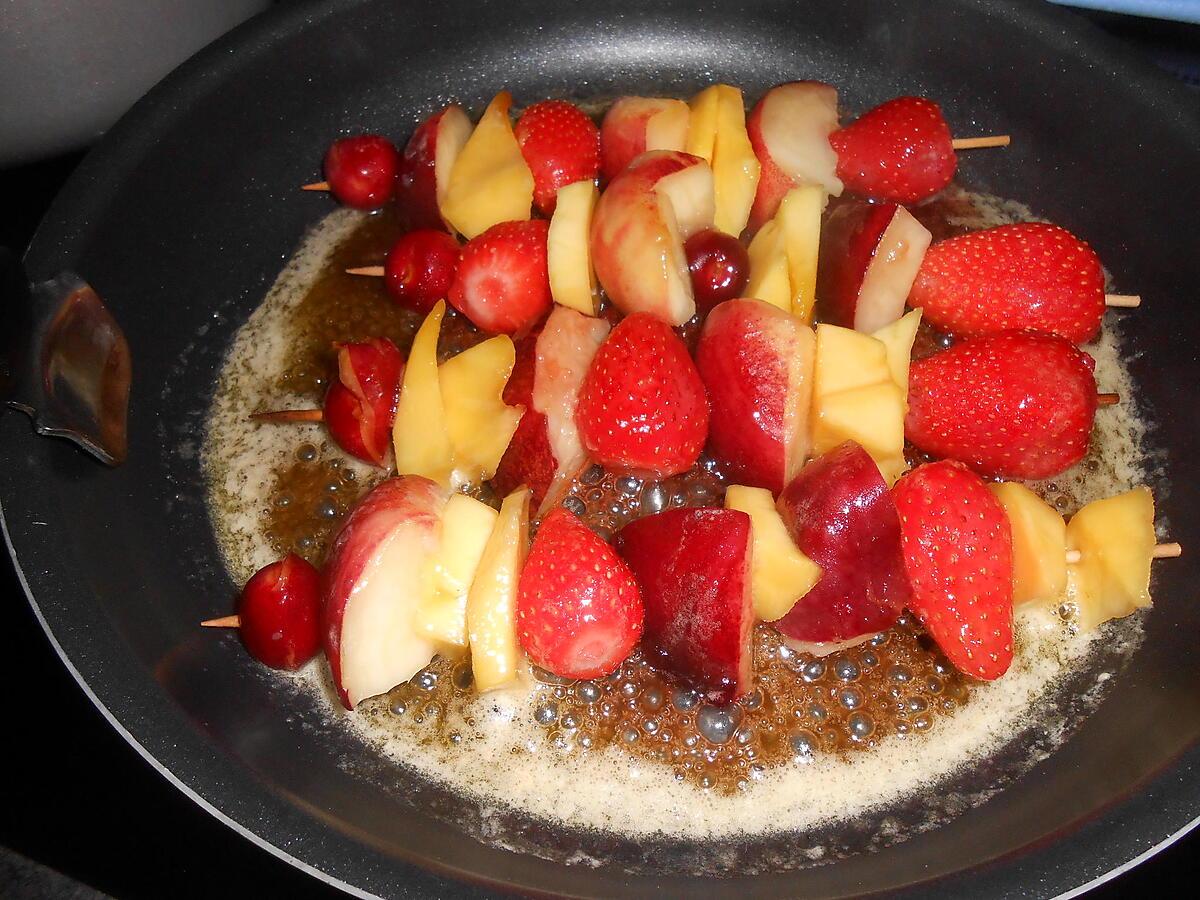 recette BROCHETTES DE FRUITS FRAIS POELEES AU MIEL