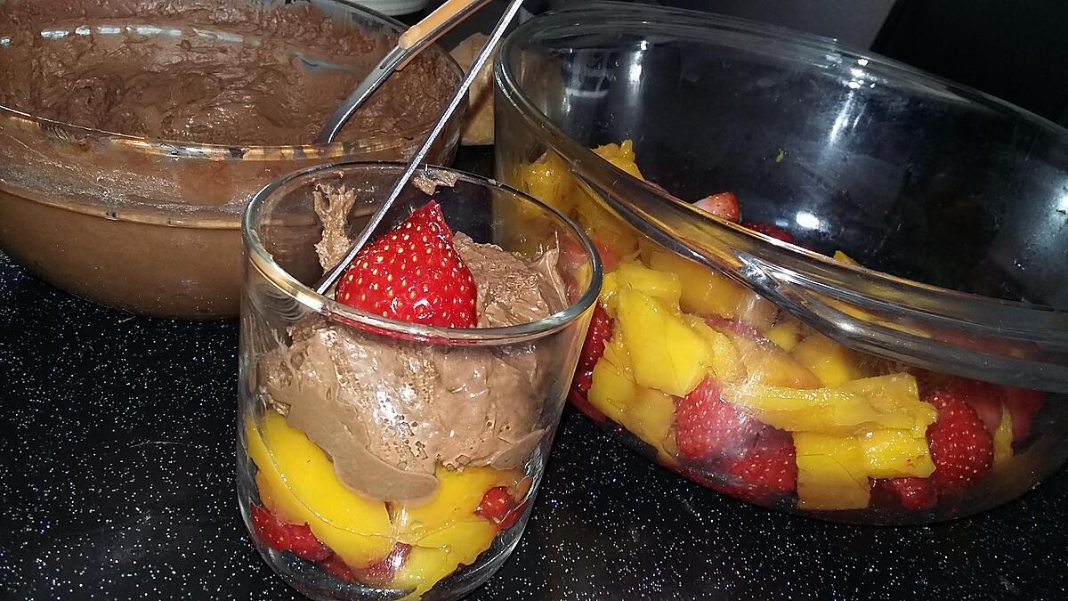 recette Verrine de mangue, fraises a la chantilly de chocolat