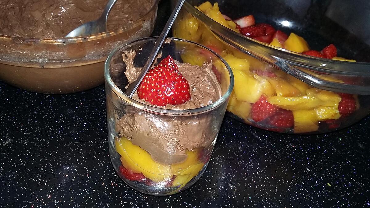 recette Verrine de mangue, fraises a la chantilly de chocolat