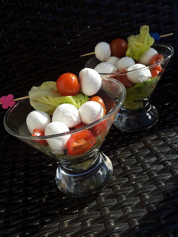 recette Verrines de salade aux tomates cerise et billes de mozzarella