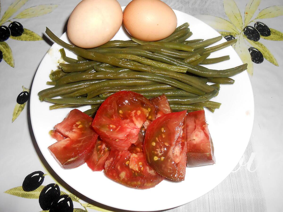 recette OEUFS AU PLAT HARICOTS VERTS A LA TOMATE