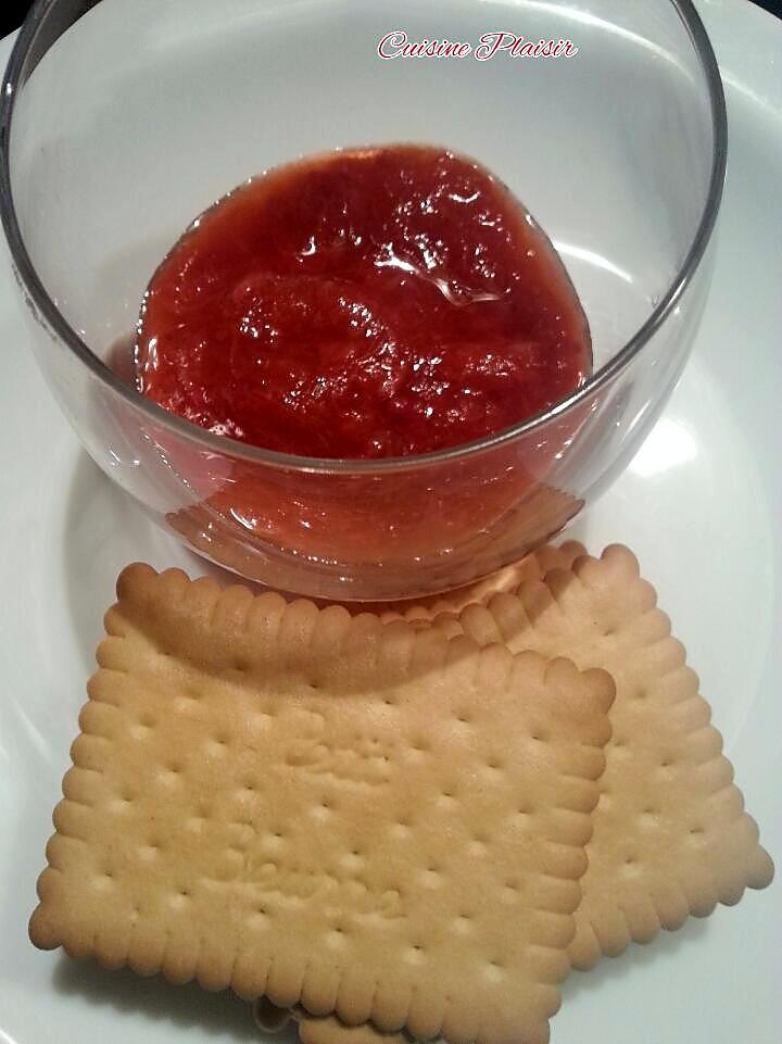 recette Verrines de compotée rhubarbe-fraises, mascarpone, petits beurrés façon Tiramisu