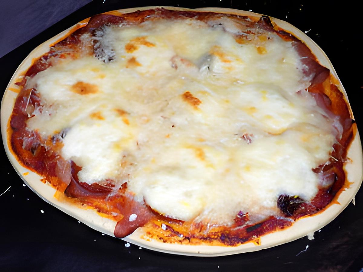 recette Pizza jambon fumé/chorizo/fromages