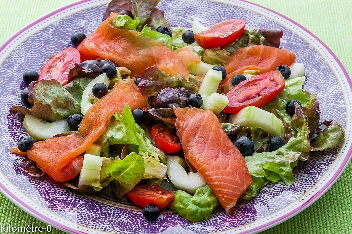 recette Salade de truite fumée, myrtilles, concombre et tomates