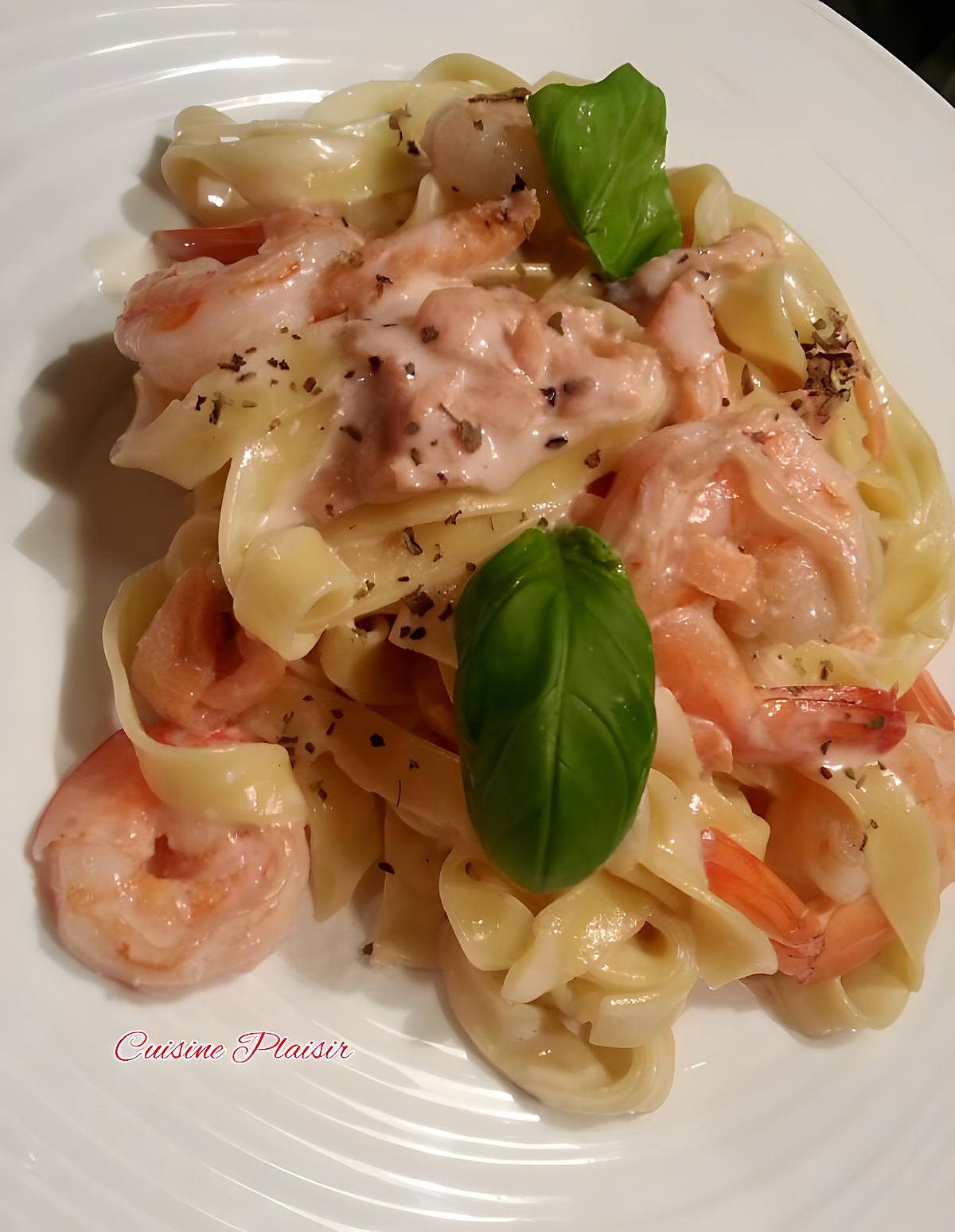 recette Tagliatelles saumon fumé-crevettes roses, sauce champignons-crème